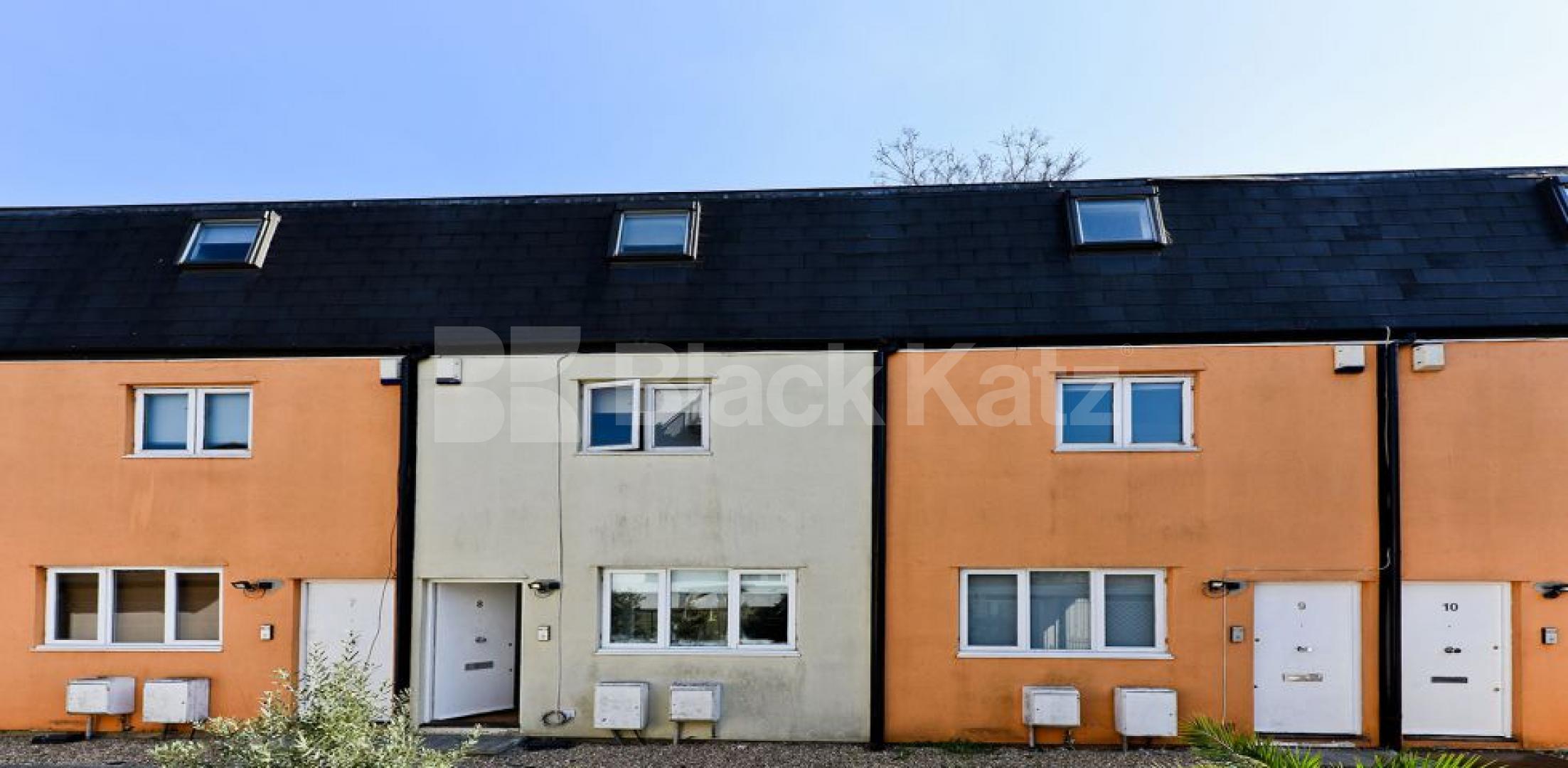 			UNDER OFFER , 4 Bedroom, 1 bath, 1 reception Mews House			 Heritage Place, Earlsfield